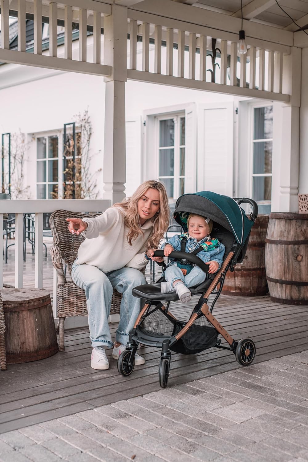 MOMI ESTELLE Kinderwagen für Kinder ab 6 Monat bis zu max körpergewicht von 15 kg, klappbar auf die Maße 65 x 51 x 21 cm, gewicht 7,5 kg, 5-Punkt-Sicherheitsgurt, koffer, grau-gold, Räder 6''/6,5''