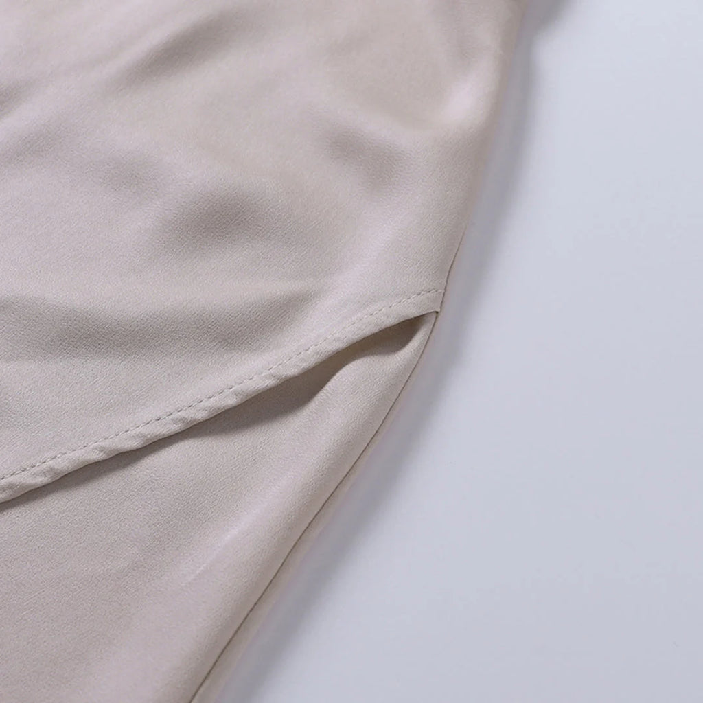 rmelloses Maxikleid mit V-Ausschnitt und Schlitzen