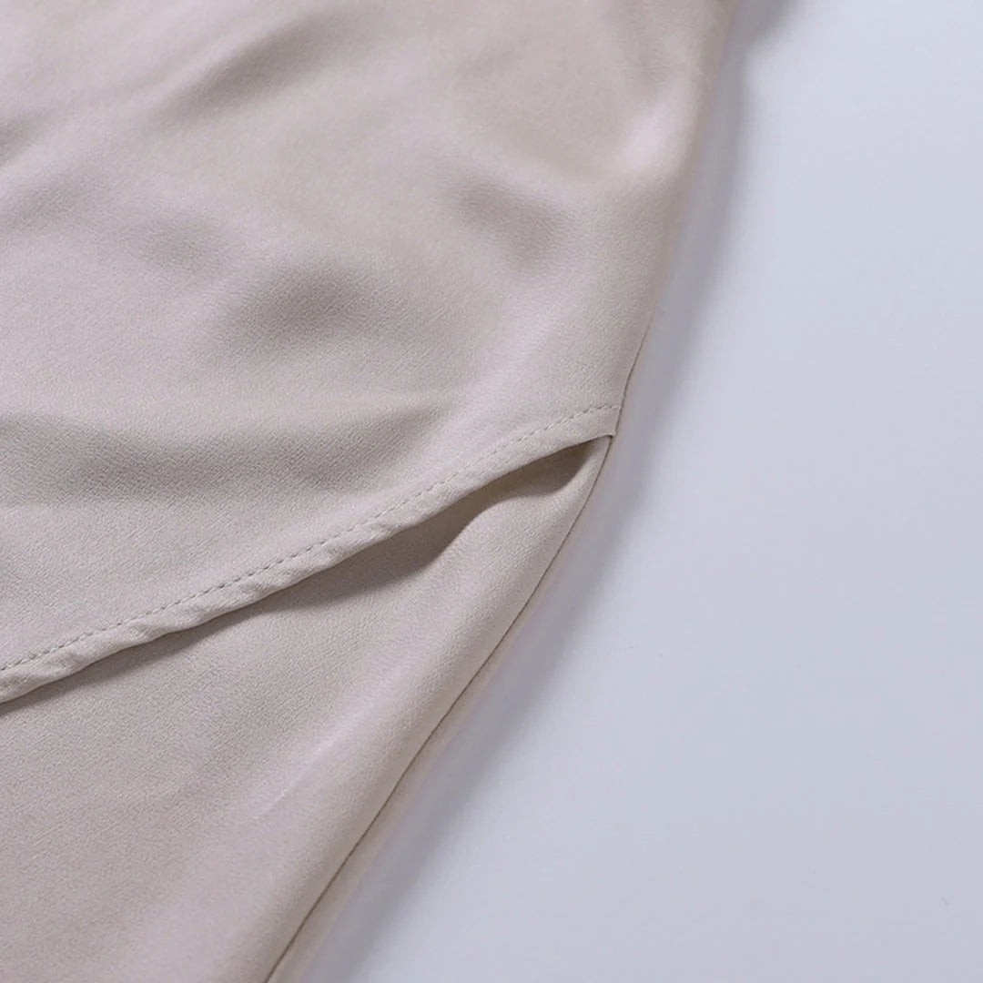 rmelloses Maxikleid mit V-Ausschnitt und Schlitzen