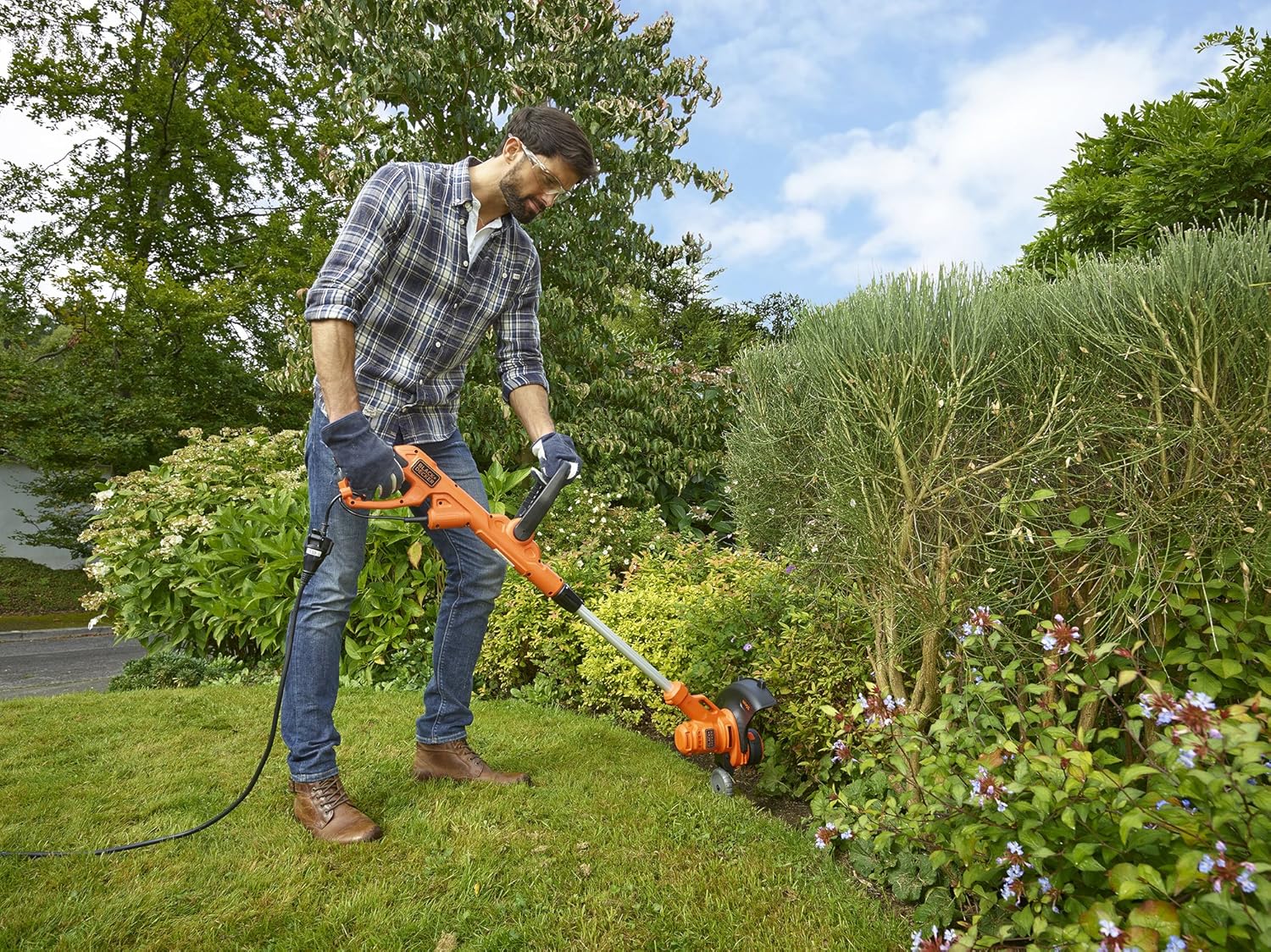 Black+Decker Tagliabordi/Rifilabordi/Tagliaerba 3-in-1 BESTA530CM (550W, 30 cm larghezza di taglio, estensione automatica filo AFS, include base su ruote, per piccoli giardini)