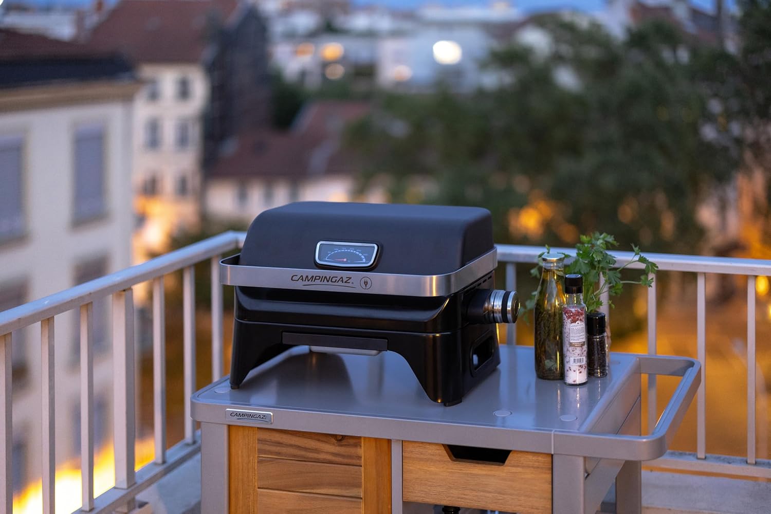 Campingaz Grill Attitude2go, grill a gas ed elettrico, grill da tavolo, grill portatile da balcone/campeggio, con coperchio, termometro e griglia in ghisa, funzionamento a gas o elettrico