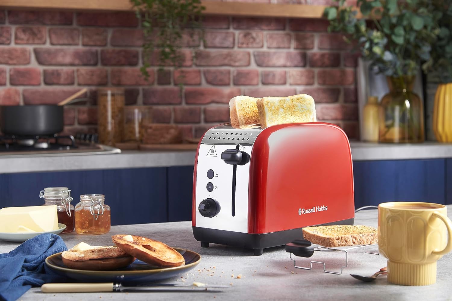 Russell Hobbs Set Colazione Colours+ Rosso: Macchina da caffè [Timer digitale, Doccetta per estrazione e aroma ottimali] 24031-56 + Bollitore [1,7l, 2400W] 20412-70 + Tostapane [per 2 fette] 26554-56