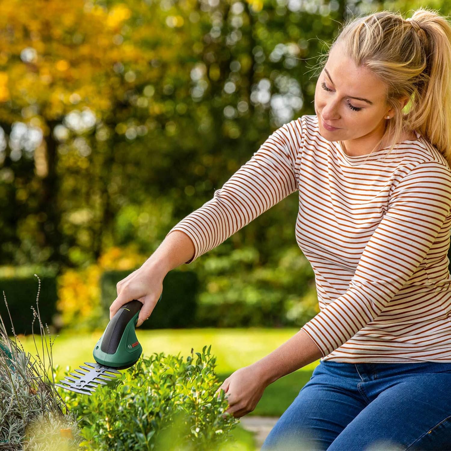 Bosch Gartenschere EasyShear (integrierter 3,6 V Akku, Akkulaufzeit: 40 min, Messerlnge: 12 cm (Strauch) / 8 cm (Gras), im Karton)