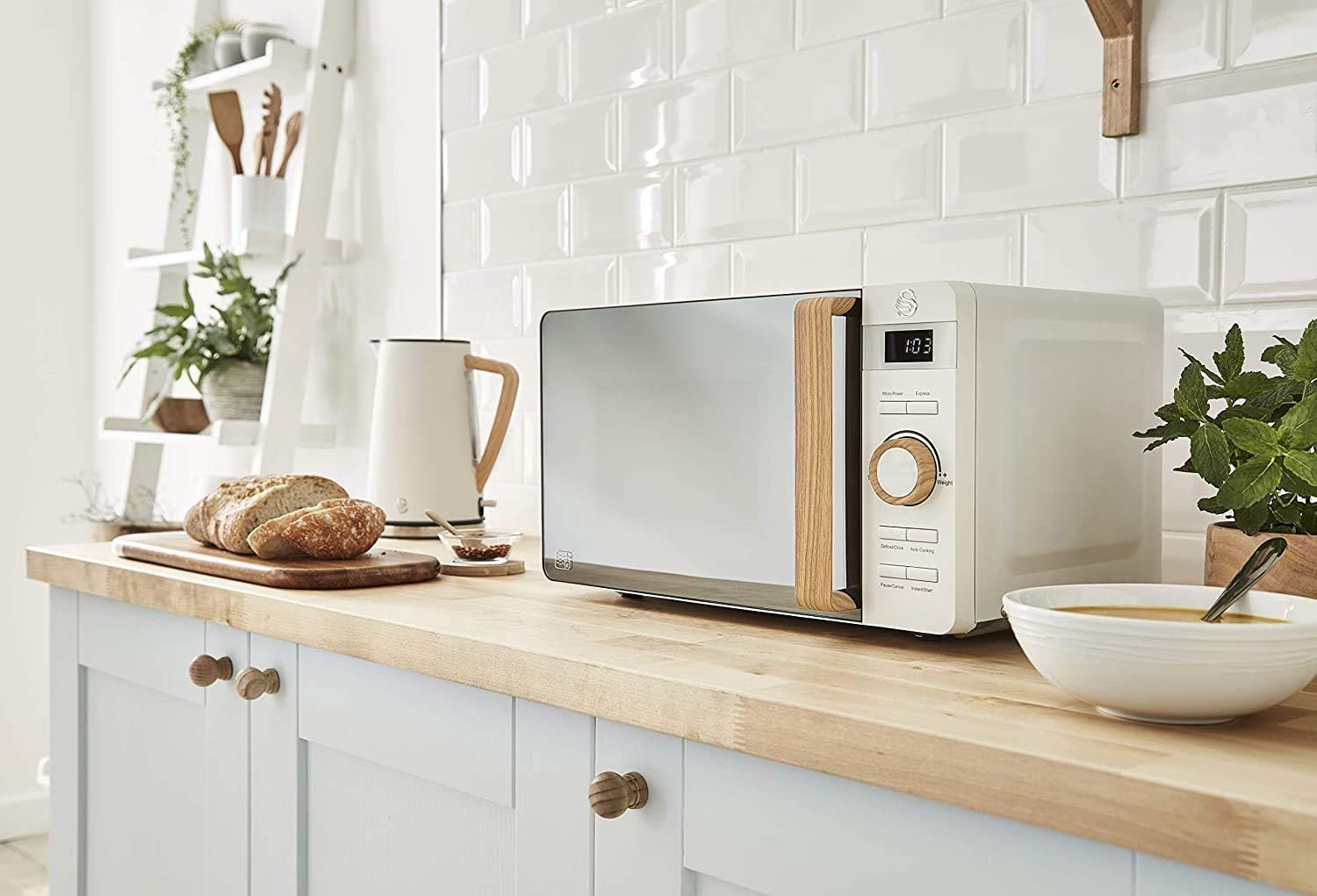 Forno a microonde digitale Swan Nordic da 20 L, 6 livelli di potenza, 800 W, timer da 30 minuti, facile da pulire, modalità scongelamento, design moderno, maniglia effetto legno, bianco opaco