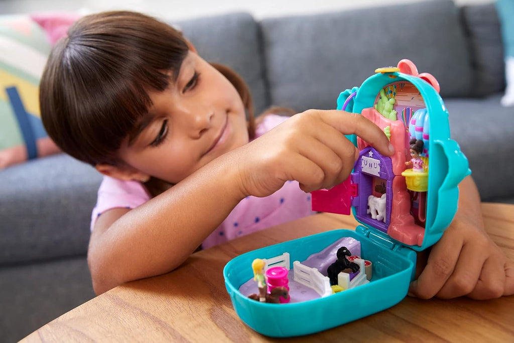 Polly Pocket GTN15 - Valigetta Caffetteria Riccio con Design Caffè e Animali, Mini Bambola Polly e HCG16 - Acquario Lontre, Tema Acquario con Micro Bambole Polly e Nicolas, 5 Sorprese e 12 Accessori