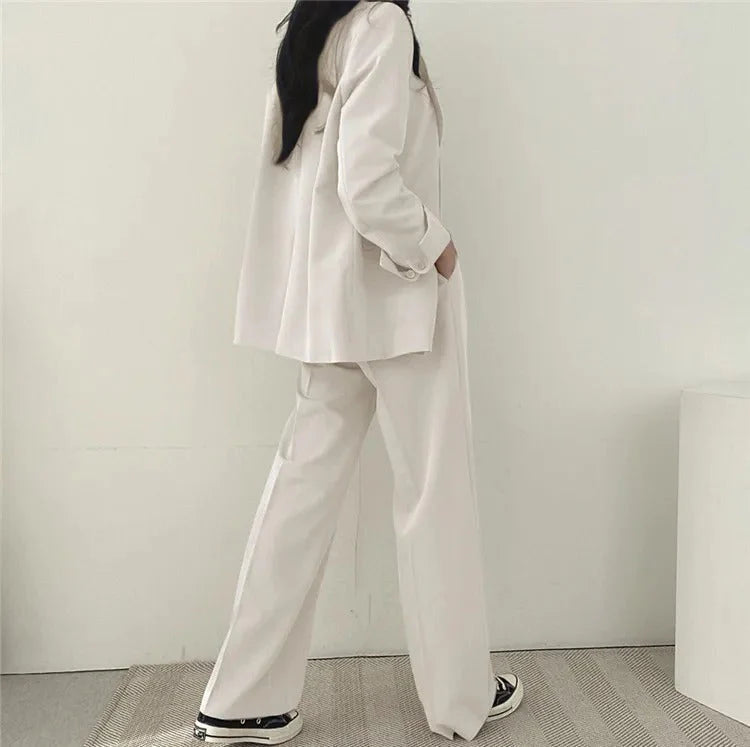Complesso blazer e pantaloni a sigaretta monocromatico da donna