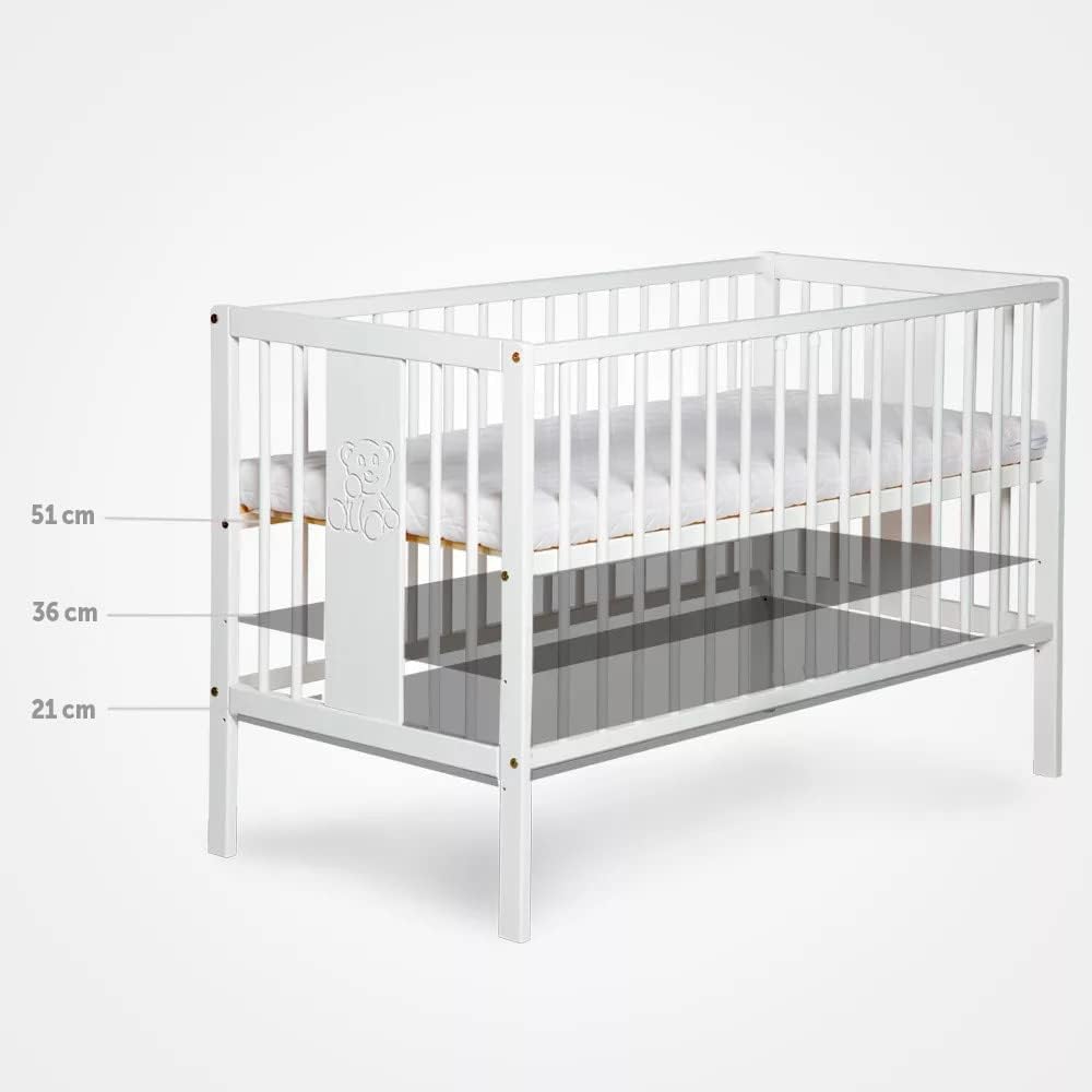 KMbaby Lettino TANY Bianco 120 x 60 cm con Materasso - Lettino per Neonati con Rete a Doghe Regolabile in 3 Altezze - Legno di Pino Verniciato