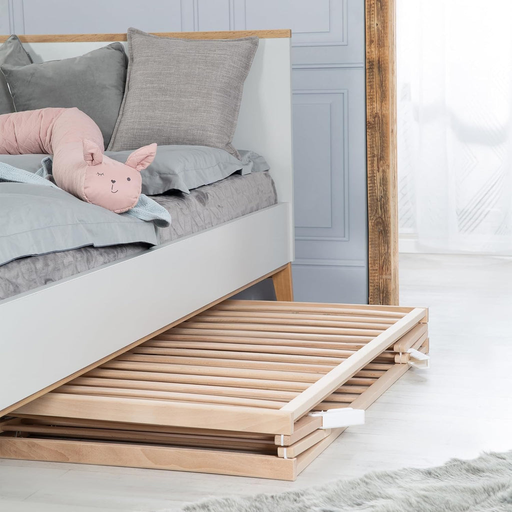 roba Klappbett Fold Up 60 x 120 - Klappbares Babybett aus Holz - 2-fach höhenverstellbar - Platzsparendes Gitterbett auf Rollen - Weiß