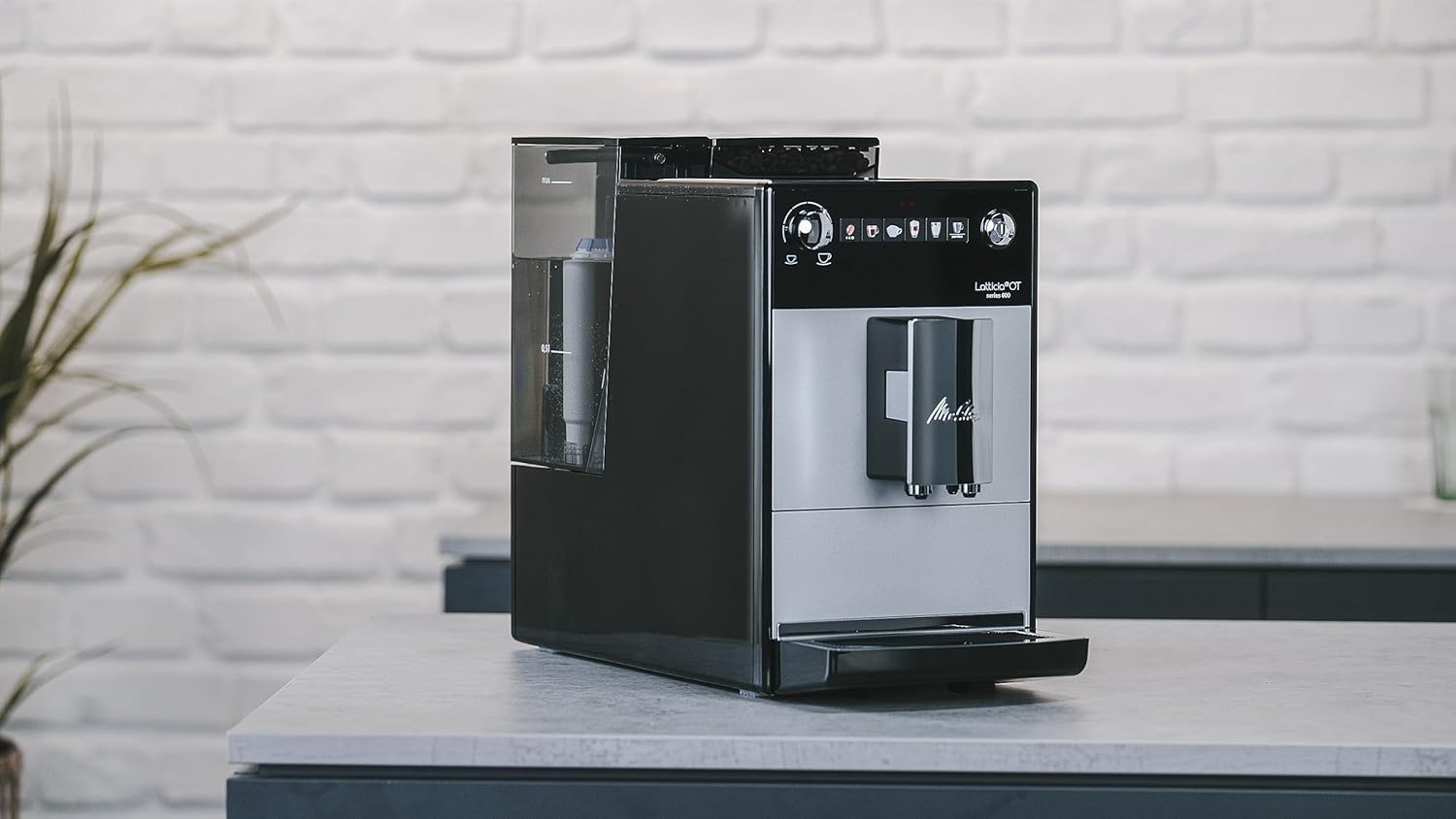 Melitta Latticia OT - Macchina da caffè automatica con sistema latte, Macchina da caffè con macinino per caffè o cappuccino, ad esempio, argento/nero