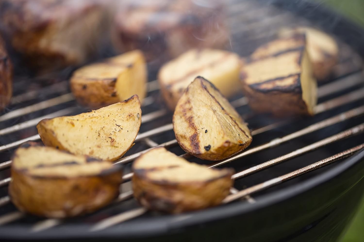 Weber Smokey Joe Premium Holzkohlegrill, Ø 37cm Grillfläche, portabeler BBQ Grill mit praktischem Tragebügel, porzellanemaillierten Deckel & Kessel - Smoke Gray (1126704)