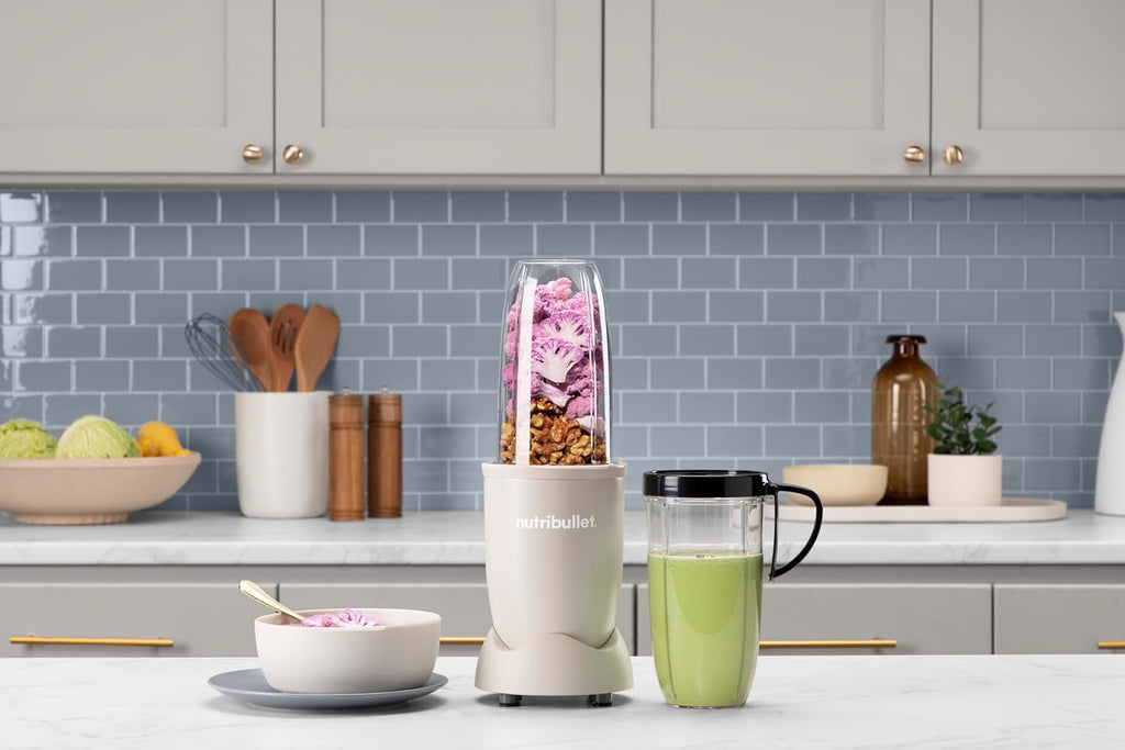 nutribullet Pro, 900 Watt, Facile e veloce da usare, Compatto, Facile da pulire, Con bicchiere da 700 ml, Frullatore per smoothie, Mixer elettrico, NB904B, Nero