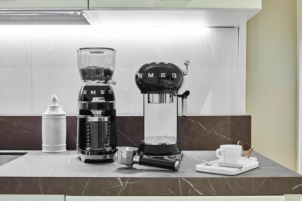 Smeg, ECF01WHEU Macchina da Caffè Espresso Manuale, Sistema Cappuccino, Thermoblock, Alloggiamento Tazze Grandi e Funzione Doppio Caffè, Serbatoio Acqua 1 l, Dimensioni Compatte, 1350W, Bianco