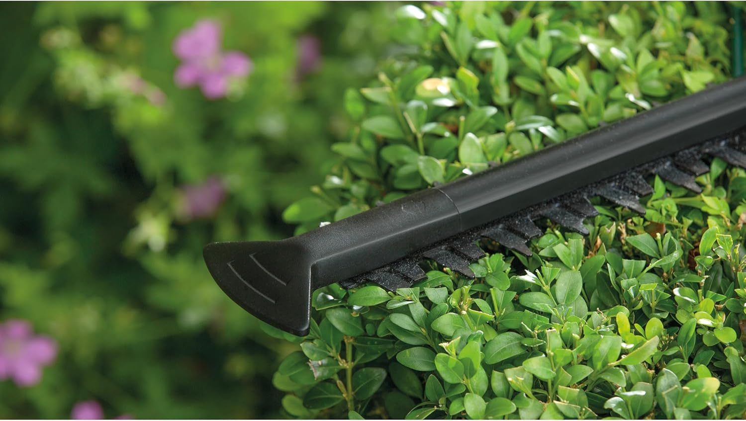 Bosch Heckenschere UniversalHedgeCut 60 (480 Watt, Messerlänge: 60 cm, für mittelgroße Hecken, Messerabstand: 30 mm, im Karton)