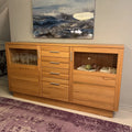 SALDI! Credenza alta moderna in legno massiccio di faggio 208x112x42cm con vetrina e ante scorrevoli e illuminazione