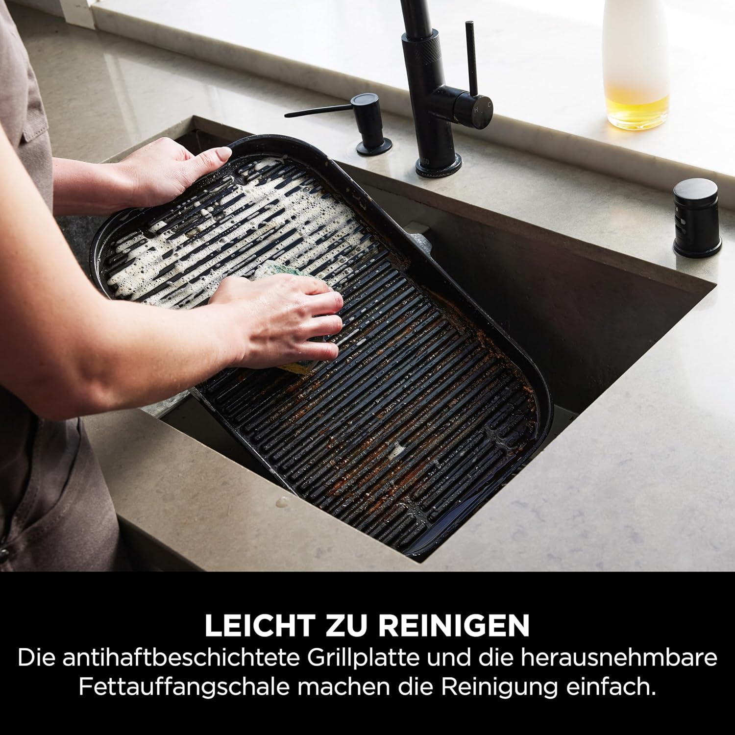 Ninja Woodfire BBQ elettrico e affumicatore e friggitrice ad aria, grill da esterno 7 in 1, friggitrice ad aria, affumicatore, arrostitore, forno e altro ancora, resistente alle intemperie, antiaderente, portatile, elettrico, grigio/nero OG701EU