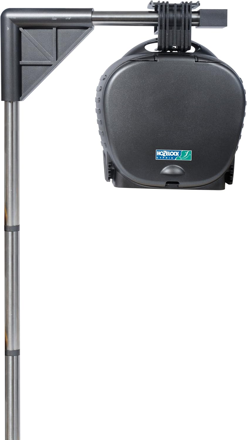 HOZELOCK - Automatischer Fischfutterverteiler auf Ständer: Futterautomat für Teiche, funktioniert mit Batterien, 800 ml Fassungsvermögen, einfache Installation mit Ständer [3958 0000]