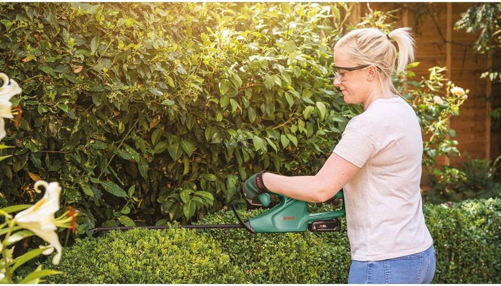 Bosch Akku Heckenschere EasyHedgeCut 18-45 (2 Akkus 2,0 Ah, 18-Volt-System, Messerlänge 45 cm, im Karton)