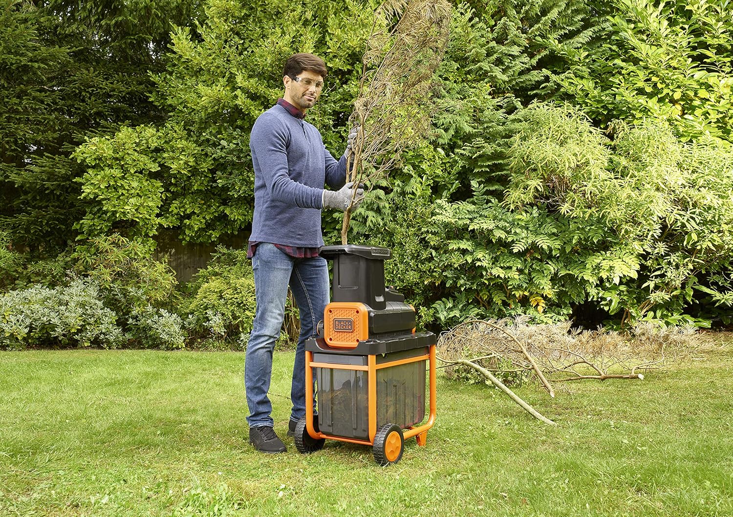 Black+Decker 2.800 Watt Elektro-Leisehäcksler (zur schnellen Zerkleinerung von Zweigen und Ästen bis 45 mm, 45l Auffangbehälter, Vorwärts-/Rückwärtslauf, robuste Räder+Standfüße) BEGAS5800 Multicolor