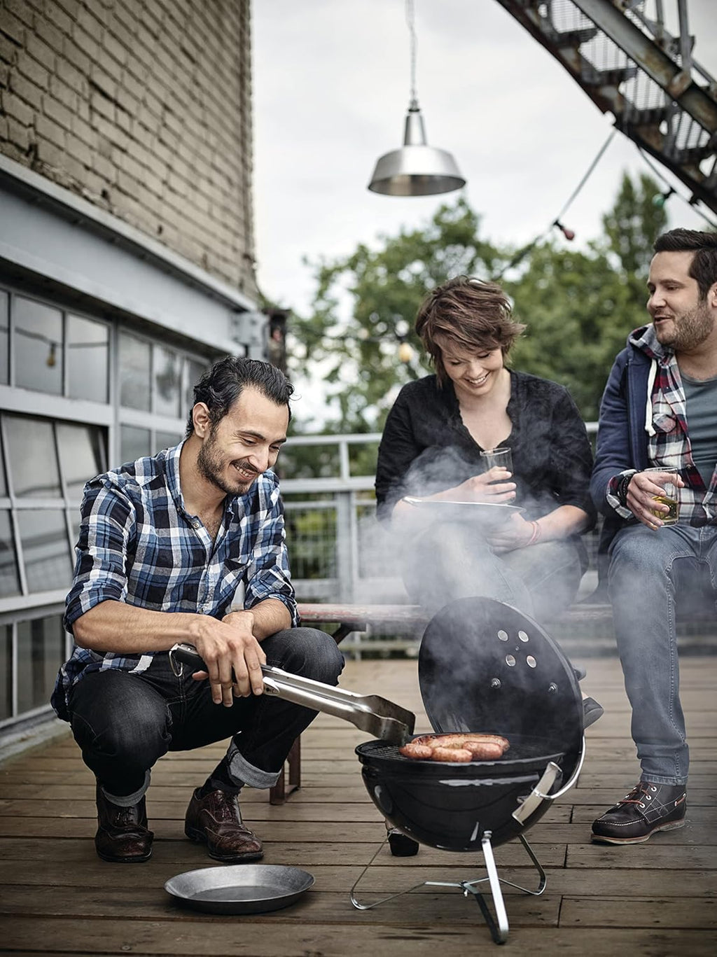 Weber Smokey Joe Premium Holzkohlegrill, Ø 37cm Grillfläche, portabeler BBQ Grill mit praktischem Tragebügel, porzellanemaillierten Deckel & Kessel - Smoke Gray (1126704)