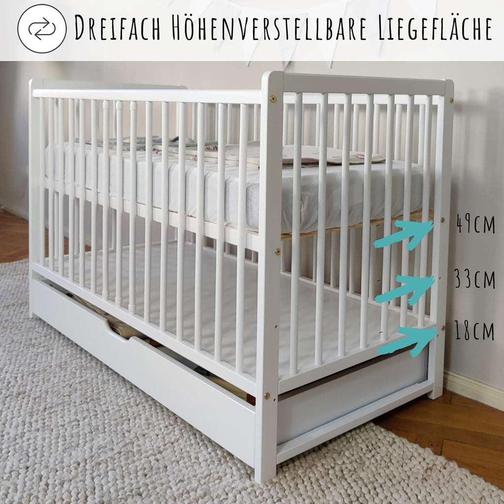 Kids Collective Babybett mit Schublade Kinderbett Gitterbett 60x120 höhenverstellbar & herausnehmbare Sprossen optional mit Matratze | Weiss sehr stabil Made in Europe