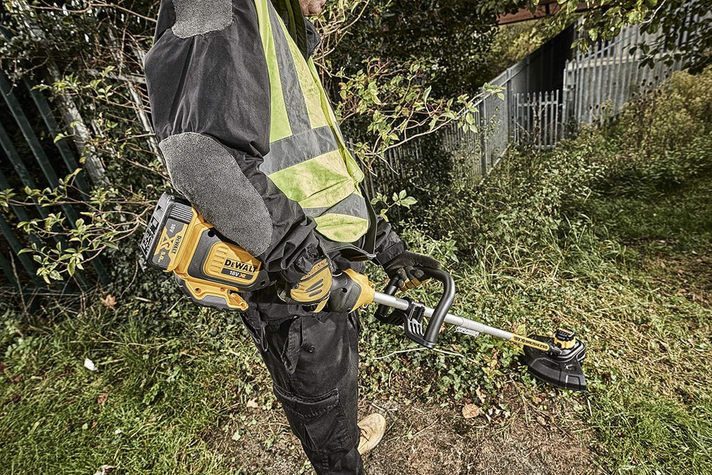 DEWALT Tagliabordi a batteria (18 Volt, senza spazzole, larghezza di taglio 30 cm, elettronica a due velocità, prolunga filo Bumb-Feed, per grandi superfici e giardini, fornito senza batteria e caricabatterie) DCM561PB