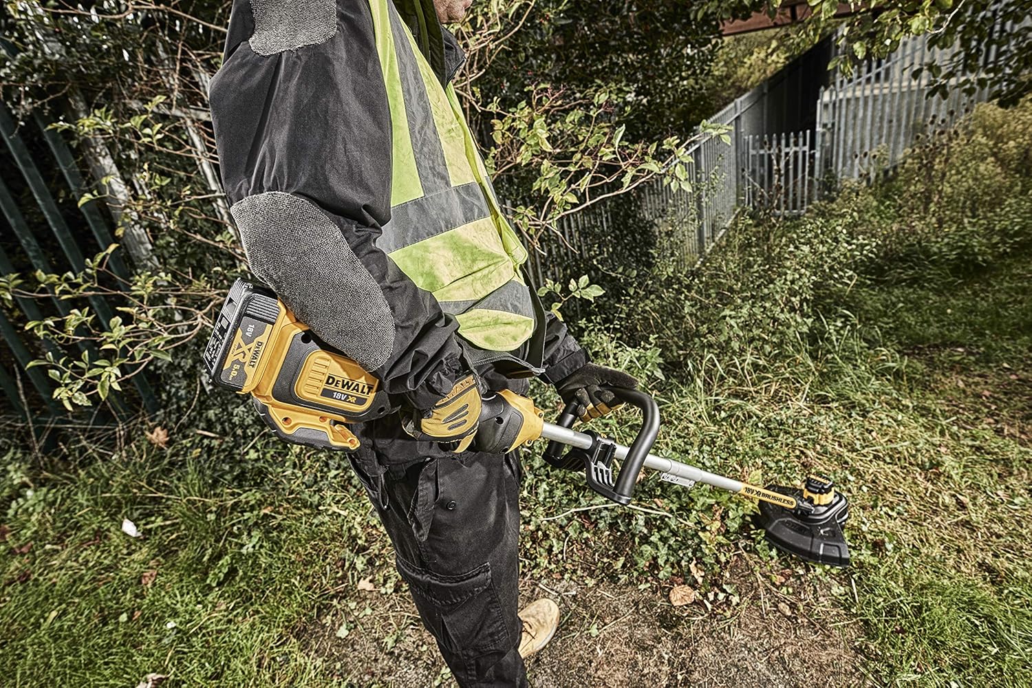 DEWALT Tagliabordi a batteria (18 Volt, senza spazzole, larghezza di taglio 30 cm, elettronica a due velocità, prolunga filo Bumb-Feed, per grandi superfici e giardini, fornito senza batteria e caricabatterie) DCM561PB
