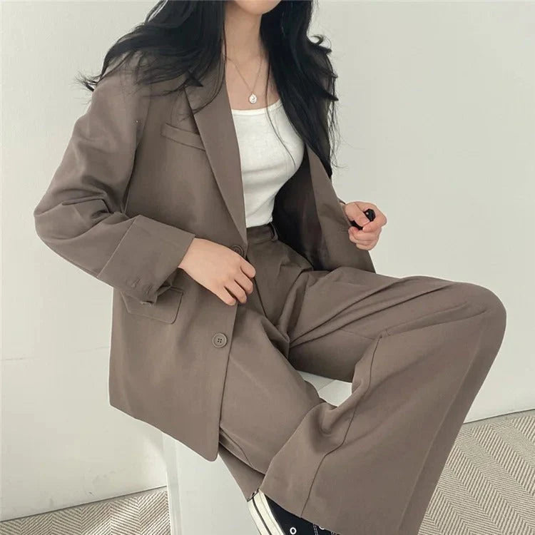 Complesso blazer e pantaloni a sigaretta monocromatico da donna