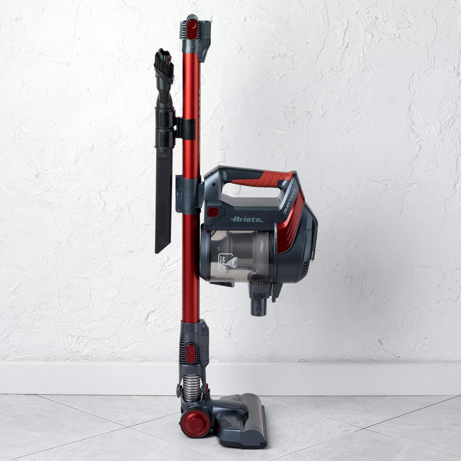 Ariete, 2761 Handy Force, scopa elettrica con filo 2 in 1, aspirapolvere e aspirabriciole, filtro HEPA, tecnologia ciclonica, senza sacco, spazzola tradizionale, tubo telescopico, rosso/nero