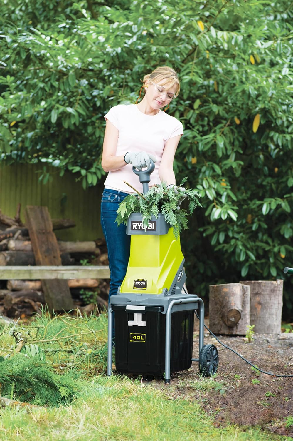 Ryobi Trituratore da Giardino, Biotrituratore Elettrico RSH2545B, adatto per arbusti, rami e altri materiali morbidi, con pressore di sicurezza. 2500 W, serbatoio di raccolta da 40 l