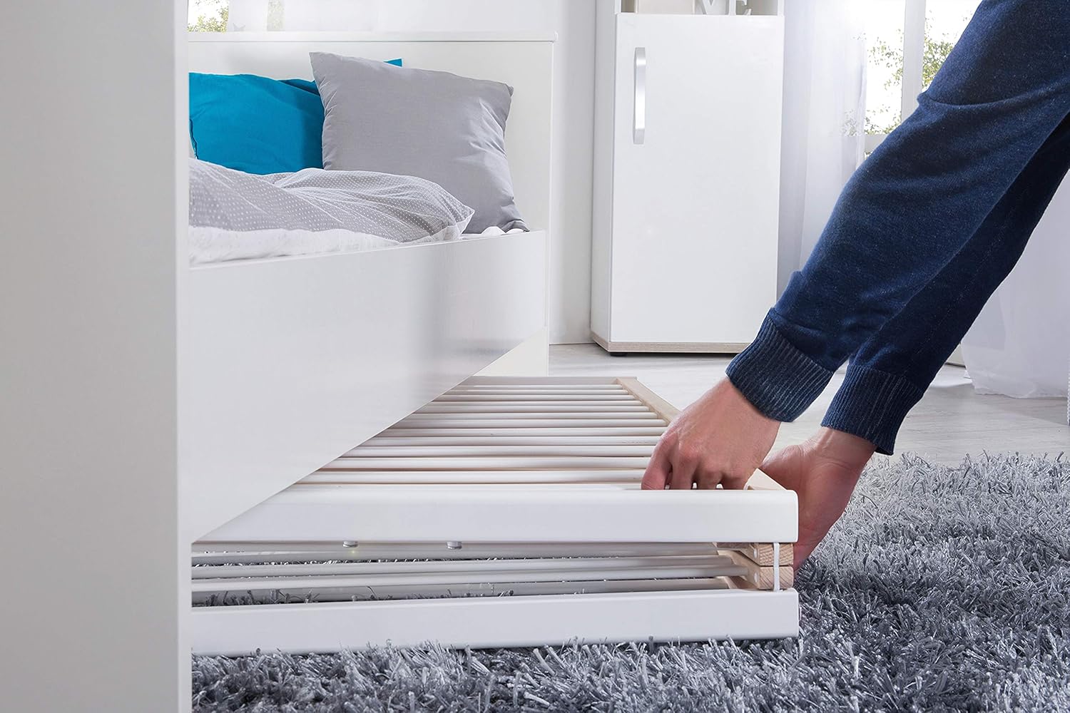 roba Klappbett Fold Up 60 x 120 - Klappbares Babybett aus Holz - 2-fach höhenverstellbar - Platzsparendes Gitterbett auf Rollen - Weiß