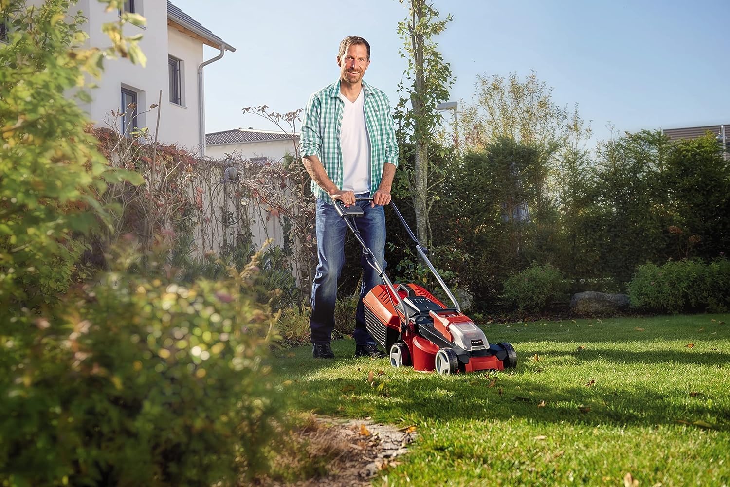 Einhell City Tagliaerba a batteria GE-CM 18/30 Li Kit Power X-Change (18 V, larghezza taglio 30 cm, fino a 150 m, Brushless, cesto di raccolta 25L, altezza taglio 30-70 mm, incl. batteria 3,0 Ah + caricabatterie)