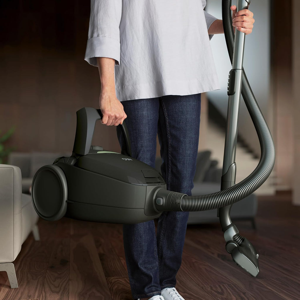 AEG VX82-1-KO Aspirapolvere / 75% materiale riciclato / regolazione automatica della potenza di aspirazione / estremamente silenzioso anche su tappeti / raccoglie particelle grandi + piccole / cavo lungo / 600W / nero