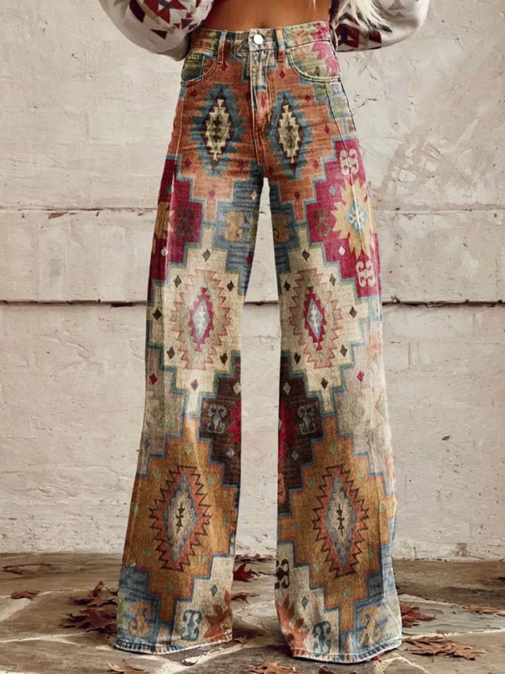 JEANS A ZAMPA CON MOTIVO TRIBALE RÉTRO
