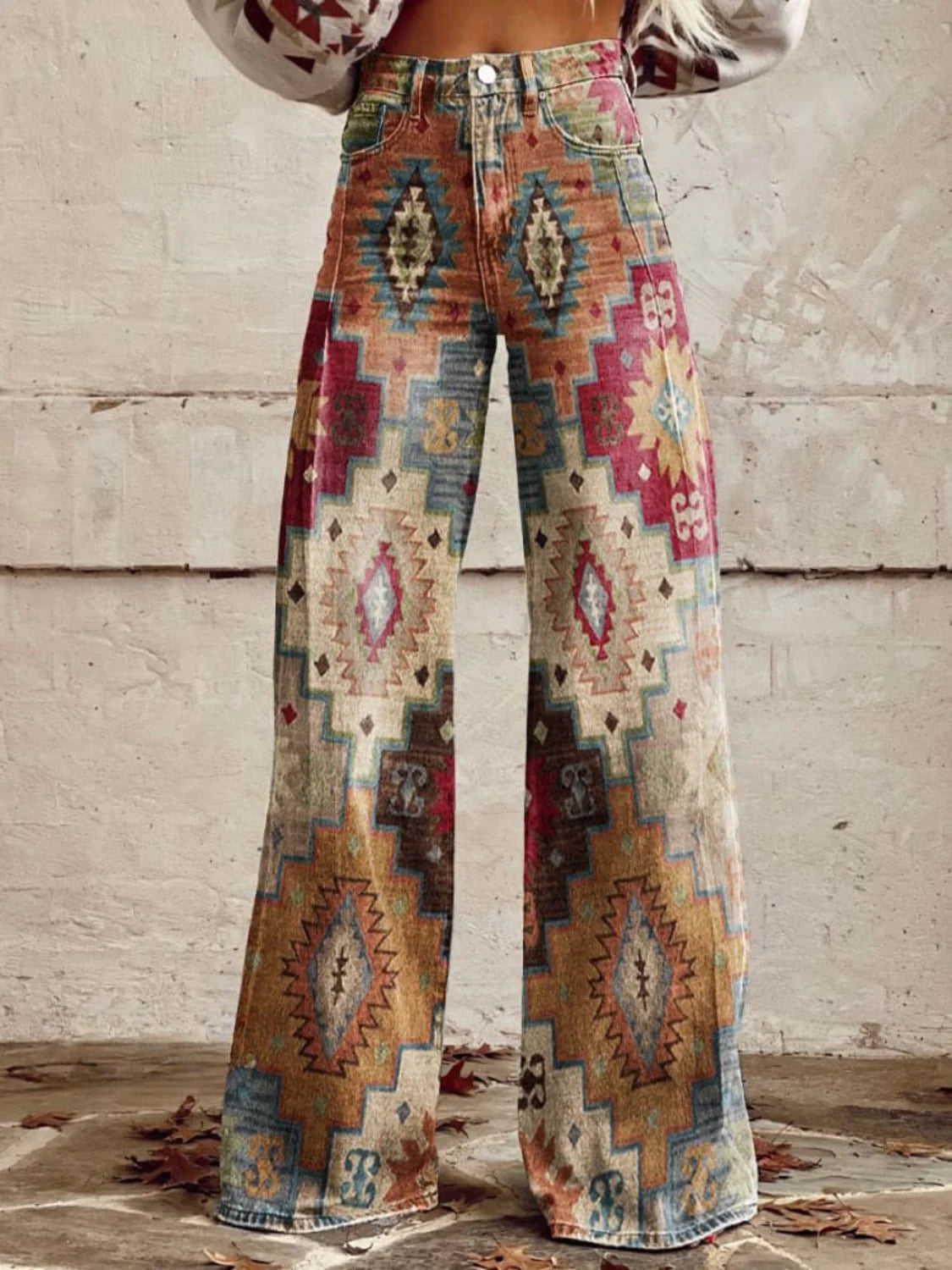 JEANS A ZAMPA CON MOTIVO TRIBALE RÉTRO