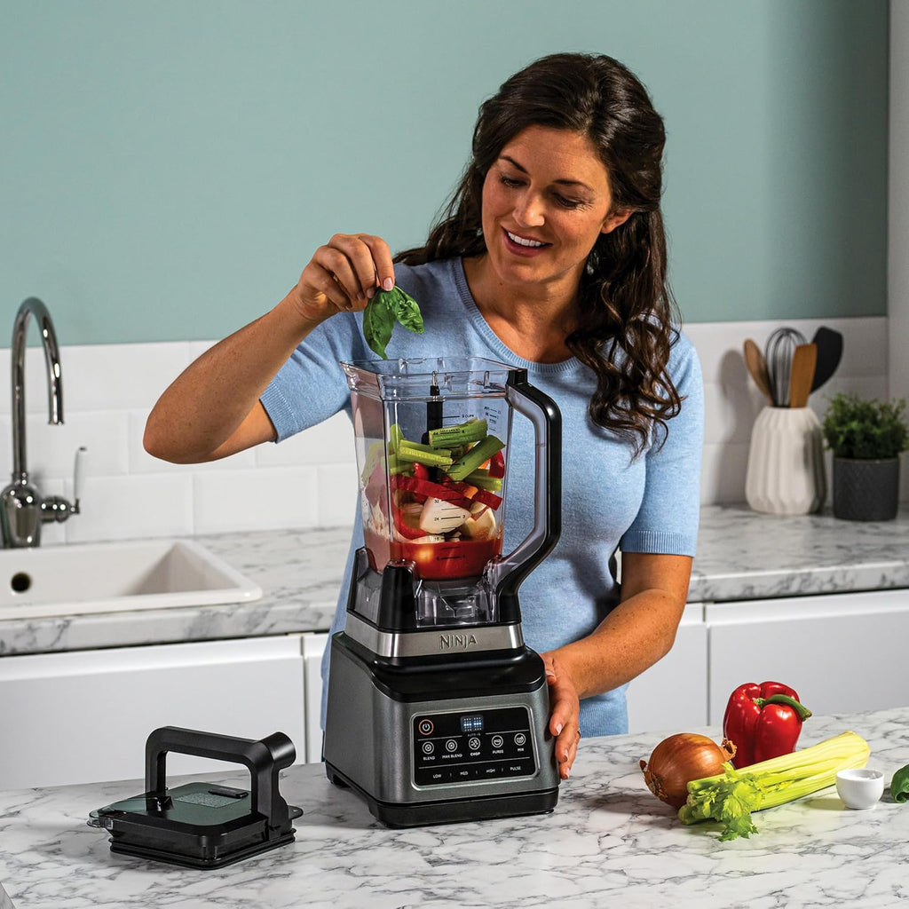 Robot da cucina e frullatore Ninja 3-in-1 con 5 programmi: Frullare, Frullare al massimo, Tritare, Mescolare, Ridurre in purea, ciotola da 1,8 L, caraffa da 2,1 L, tazza da 700 ml, 1200 W, lavabile in lavastoviglie, Auto-iQ, Nero BN800EU