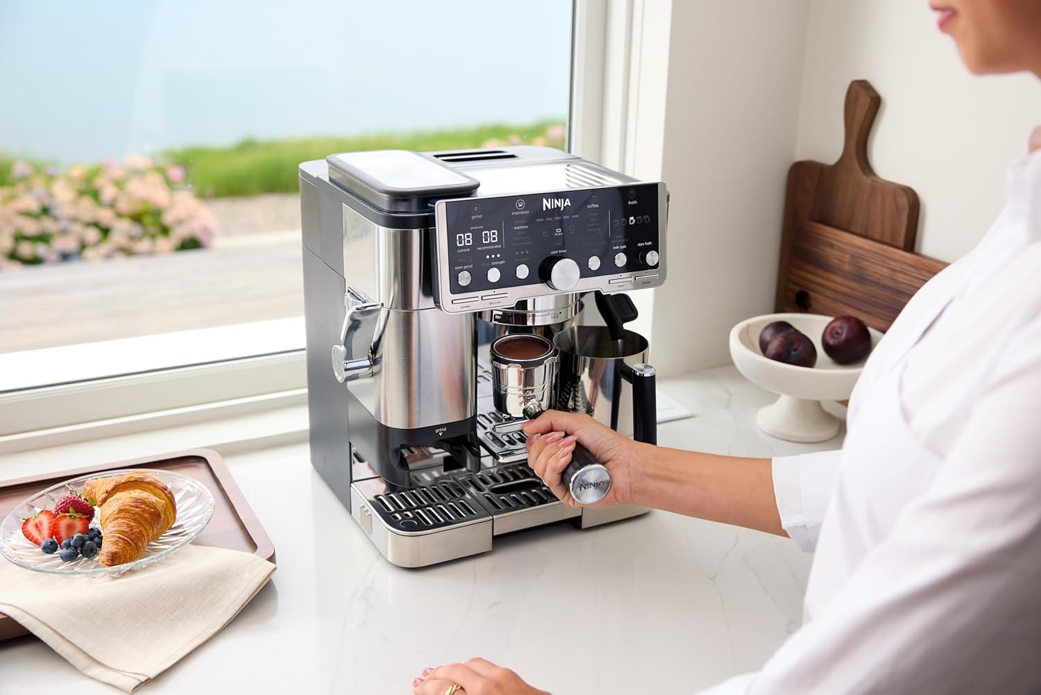 Ninja Luxe Essential Macchina da caffè 2-in-1 con macinacaffè e montalatte per latte, cappuccino ed espresso, facile da usare, 2 impostazioni predefinite per la schiuma, argento, ES501EU