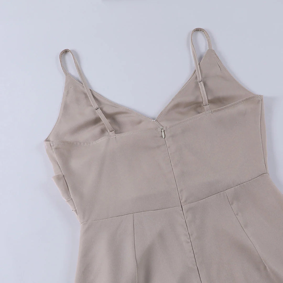 rmelloses Maxikleid mit V-Ausschnitt und Schlitzen