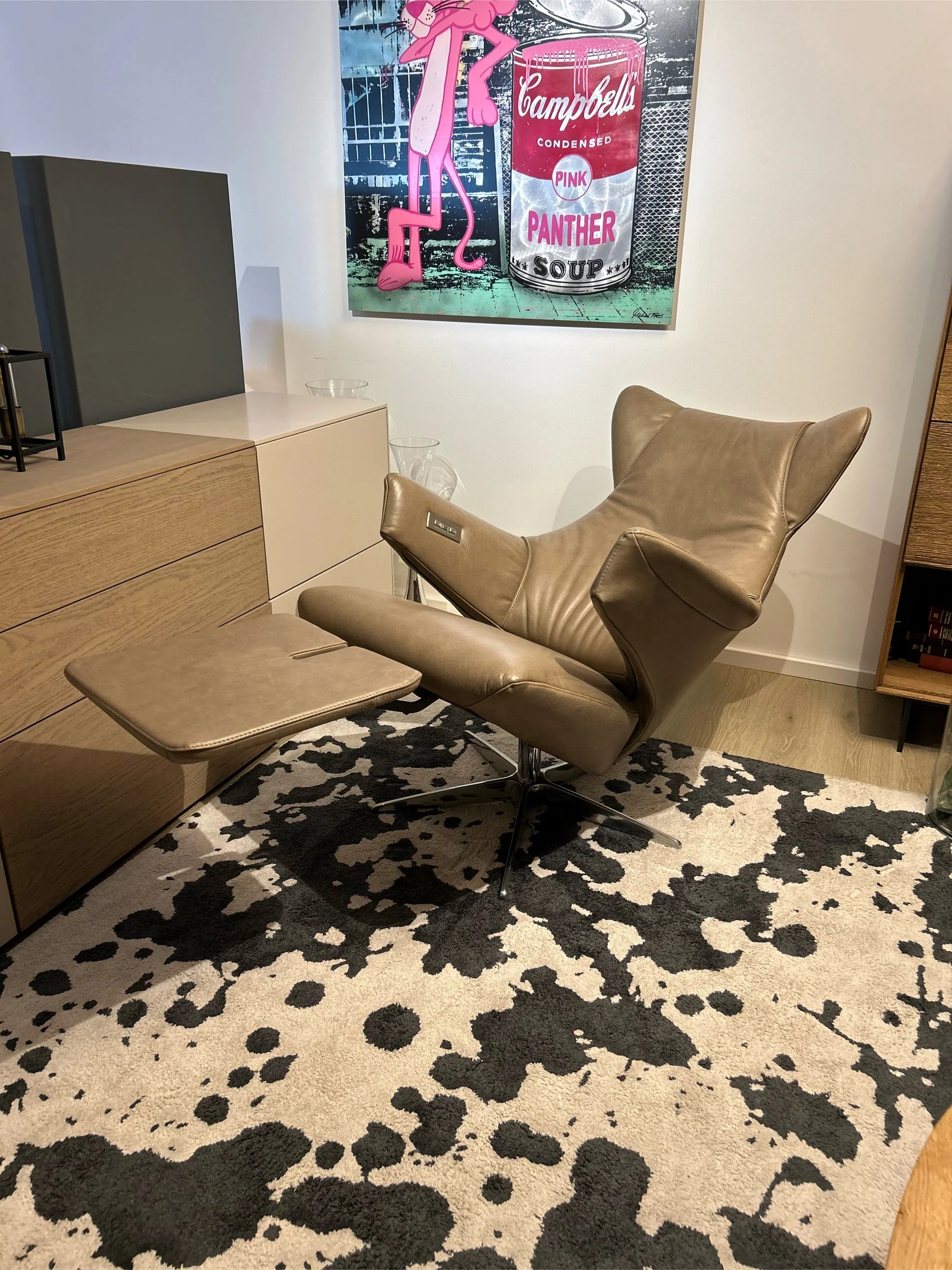 Poltrona relax da esposizione Gealux Arc in pelle color tortora, regolabile con motore a batteria