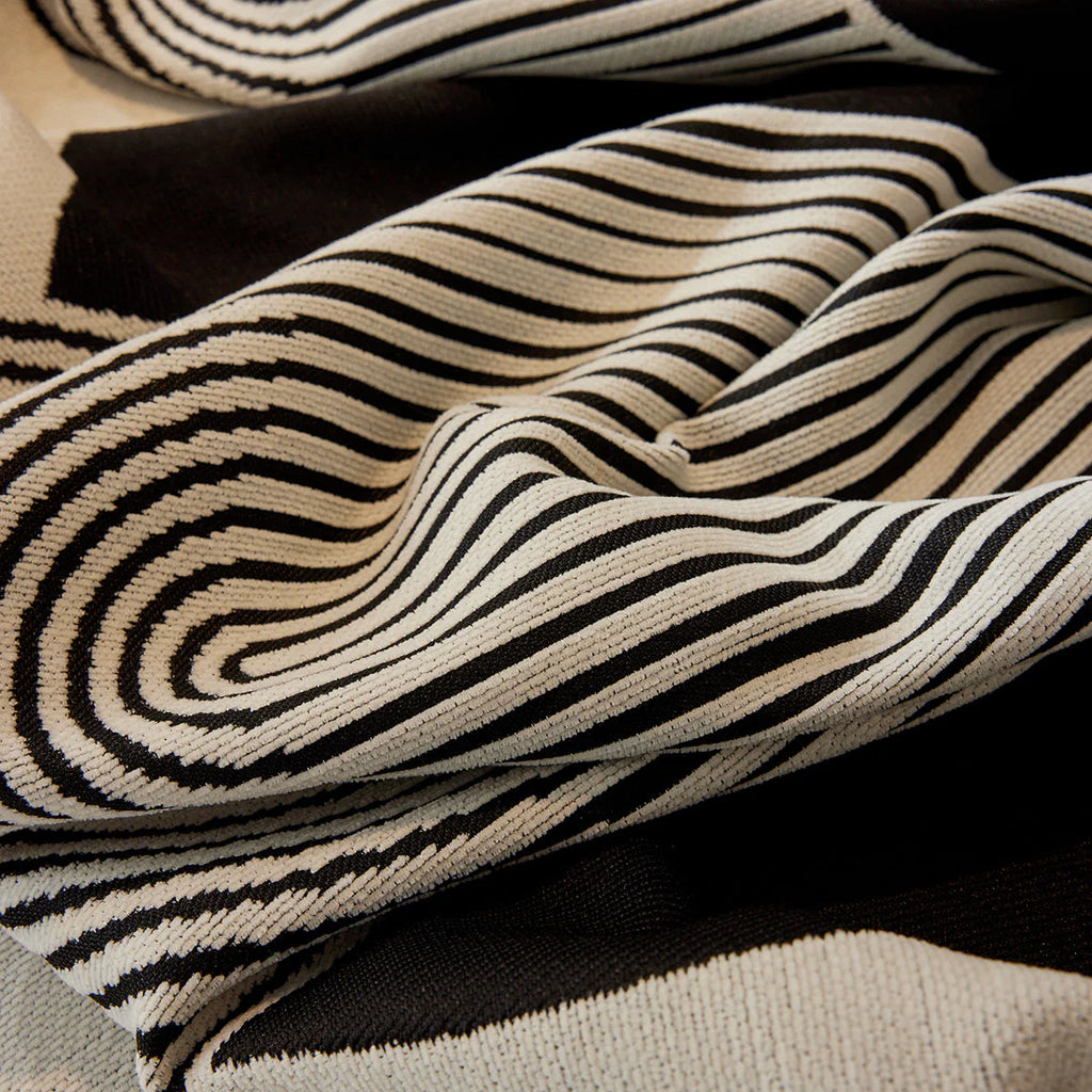 Eleganter Sofabezug – Swirl Schwarz – Stilvolle Abdeckung für Ihr Wohnzimmer