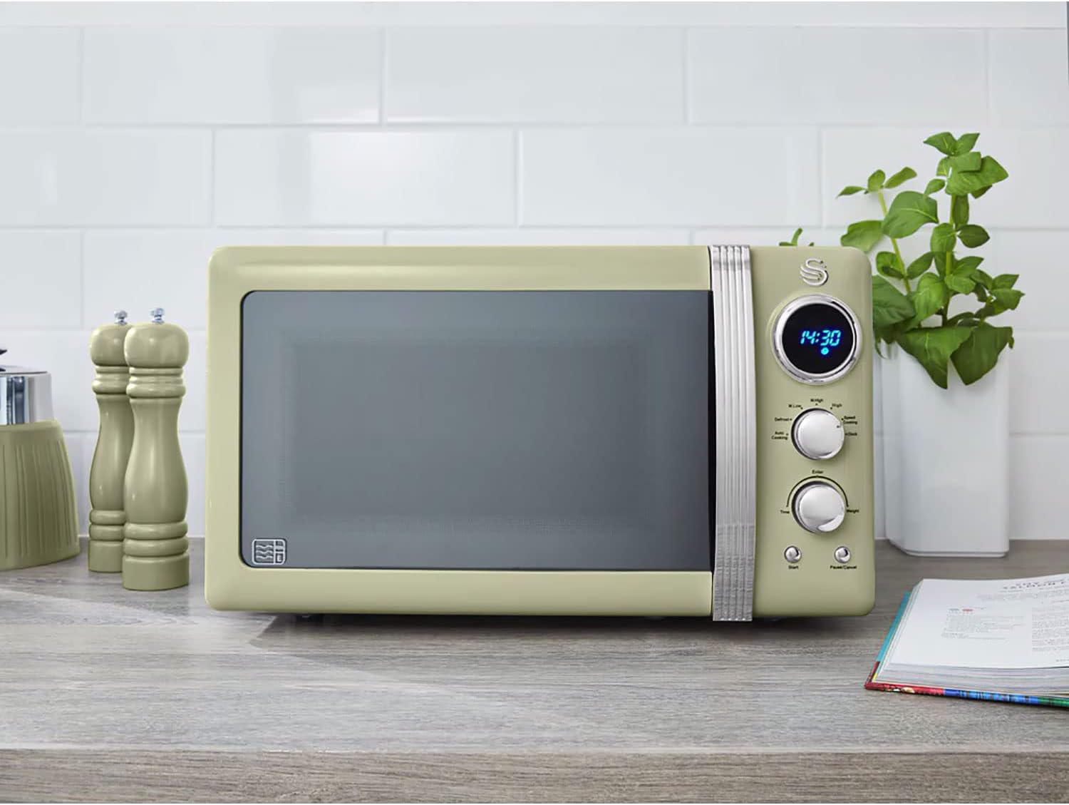 Swan Retro Set Colazione, Bollitore 1,8 l, Tostapane a 2 Fessure Larghe, Microonde Digitale 20 l, 6 Livelli di Potenza, Timer, Sportello a Specchio, Design Vintage, Verde, Taglia Unica