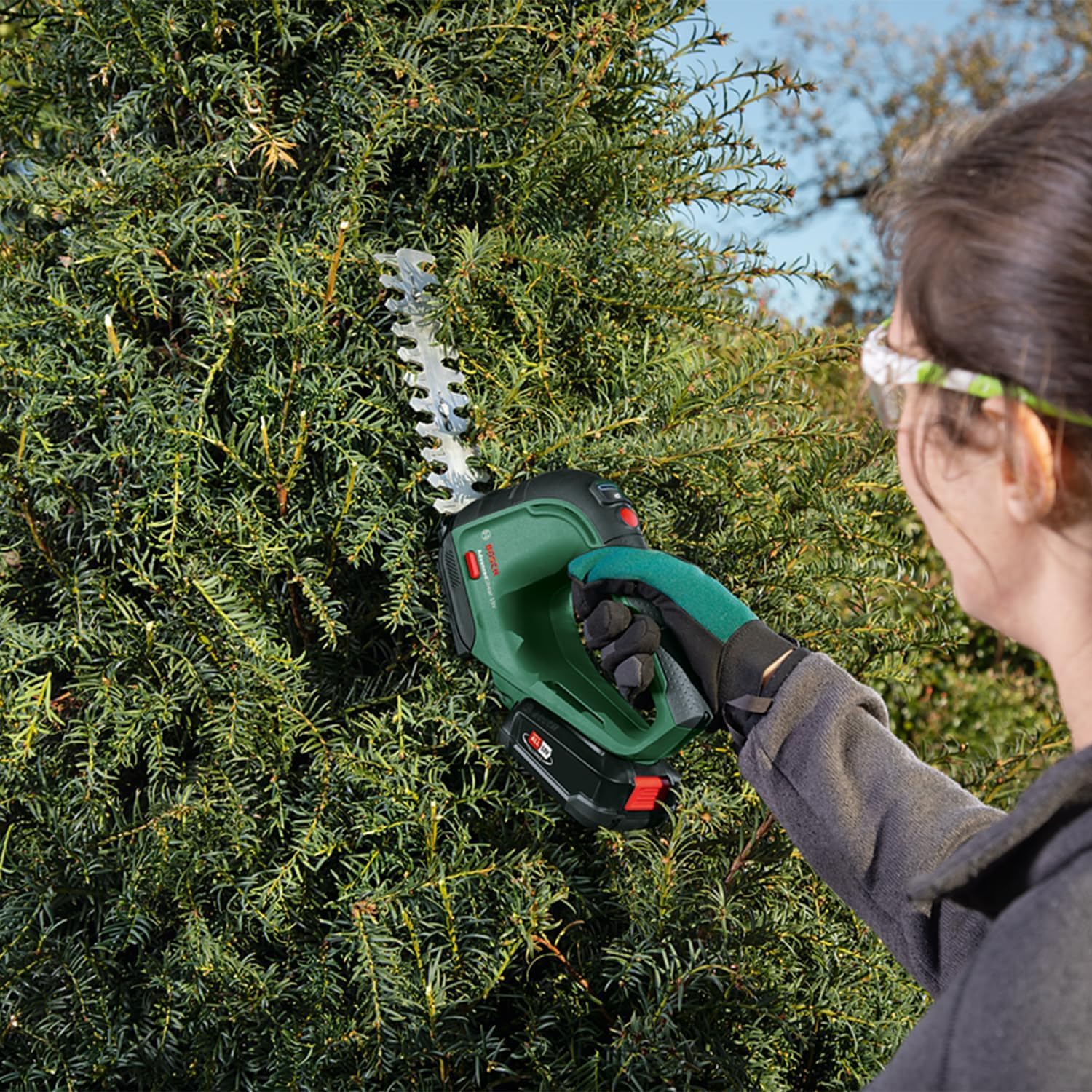 Bosch Akku Grasschere AdvancedShear 18V-10 (1 Akku 2,0 Ah, 18-Volt-System, schneidet bis zu 85 m pro Akkuladung, mit Strauch- und Grasscherenmesser, im Karton)