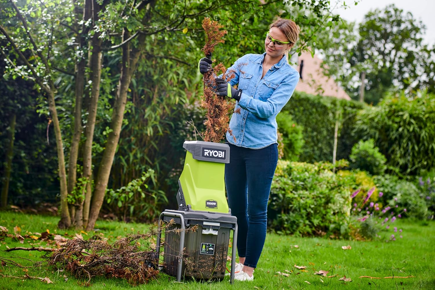 Ryobi Trituratore da Giardino, Biotrituratore Elettrico RSH2545B, adatto per arbusti, rami e altri materiali morbidi, con pressore di sicurezza. 2500 W, serbatoio di raccolta da 40 l