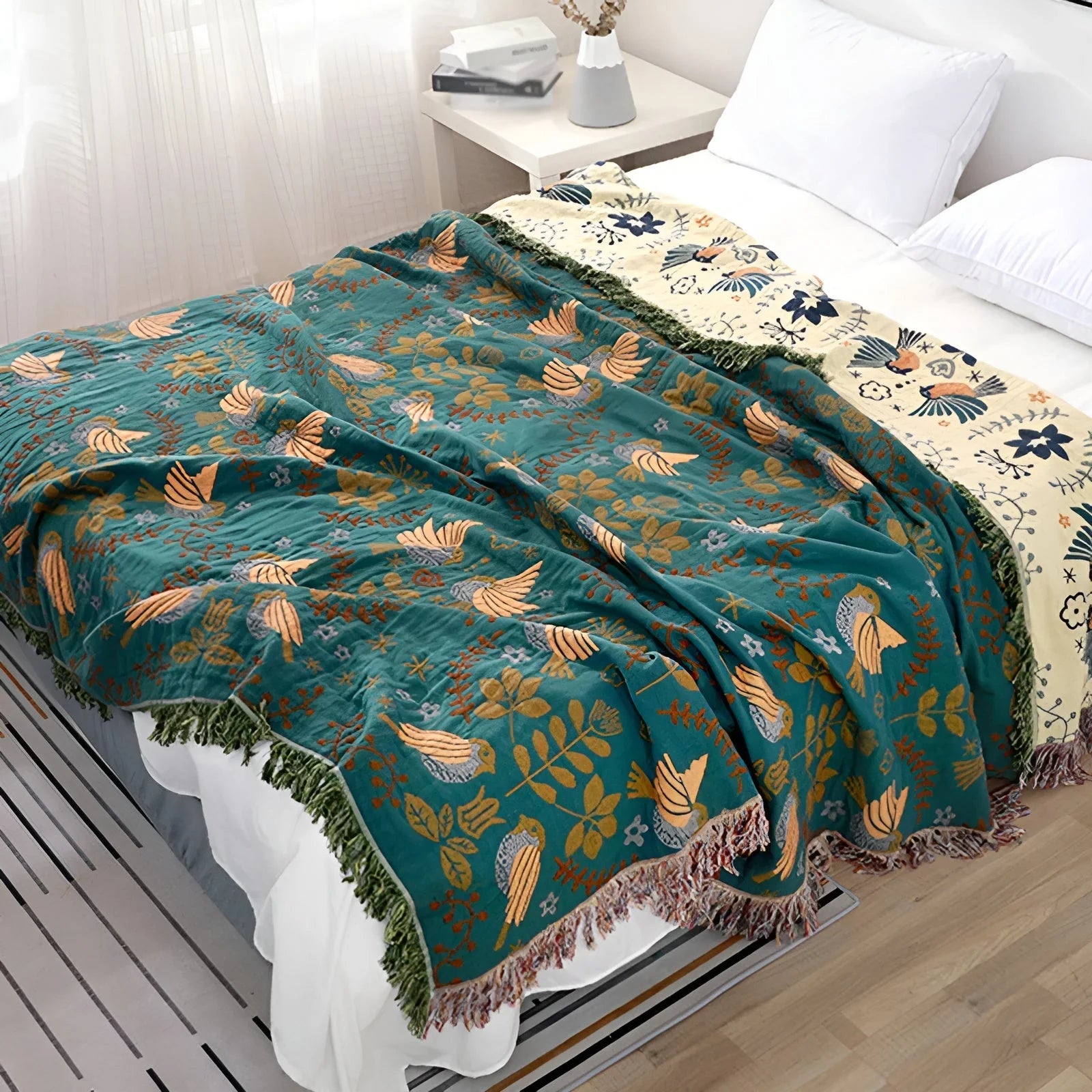 Wendbare Boho-Baumwolldecke – Mit handgefertigter Stickerei von Vgeln und Blumen