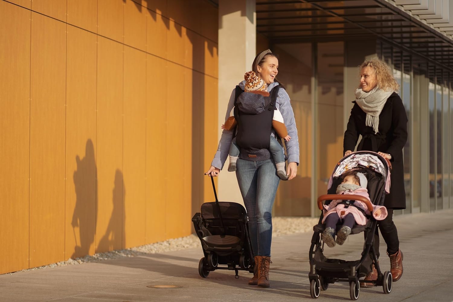 MOMI ESTELLE Kinderwagen für Kinder ab 6 Monat bis zu max körpergewicht von 15 kg, klappbar auf die Maße 65 x 51 x 21 cm, gewicht 7,5 kg, 5-Punkt-Sicherheitsgurt, koffer, grau-gold, Räder 6''/6,5''