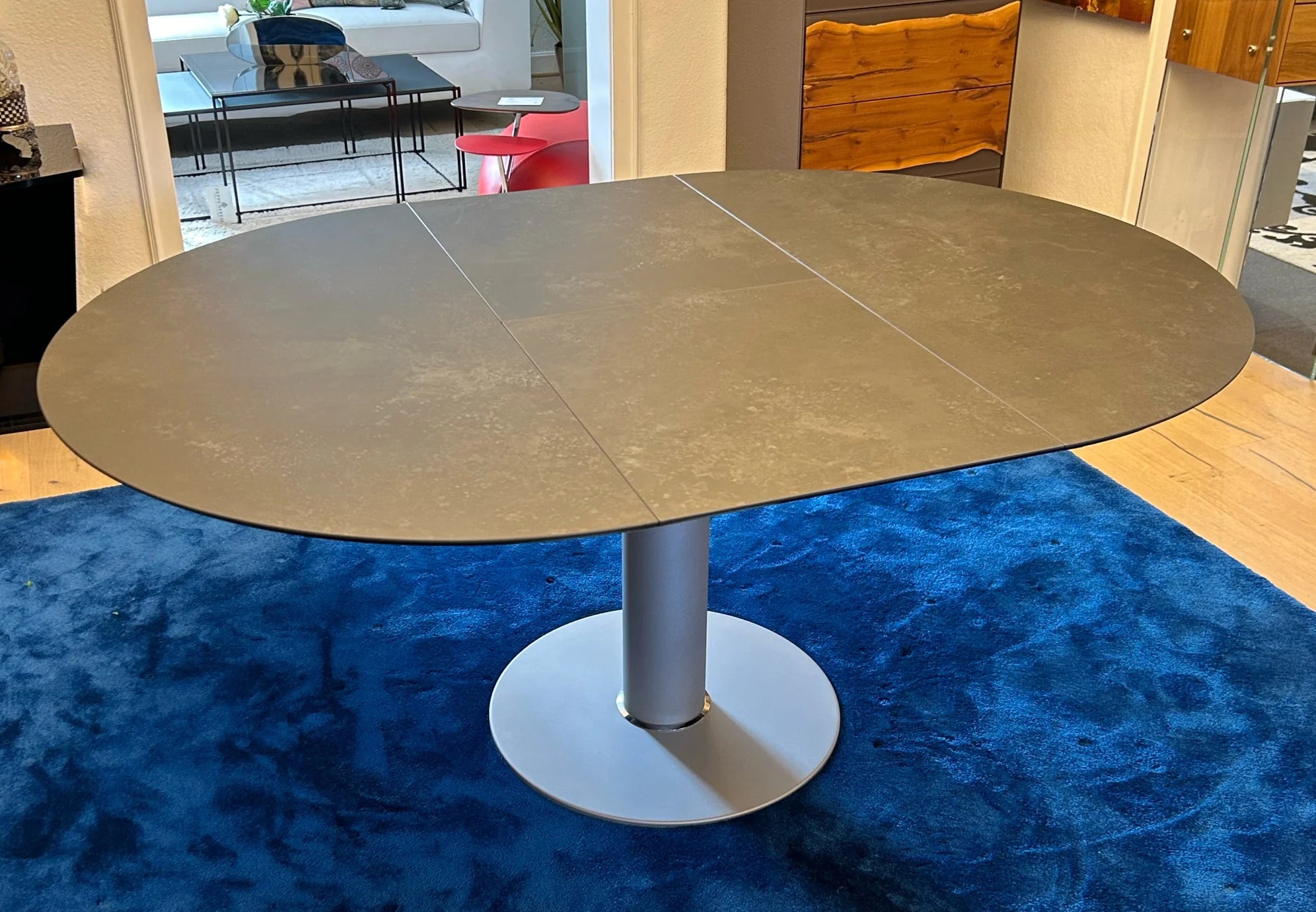 Tavolo da pranzo Ronald Schmitt Linda rotondo 120 cm, allungabile a 170 cm, piano in ceramica