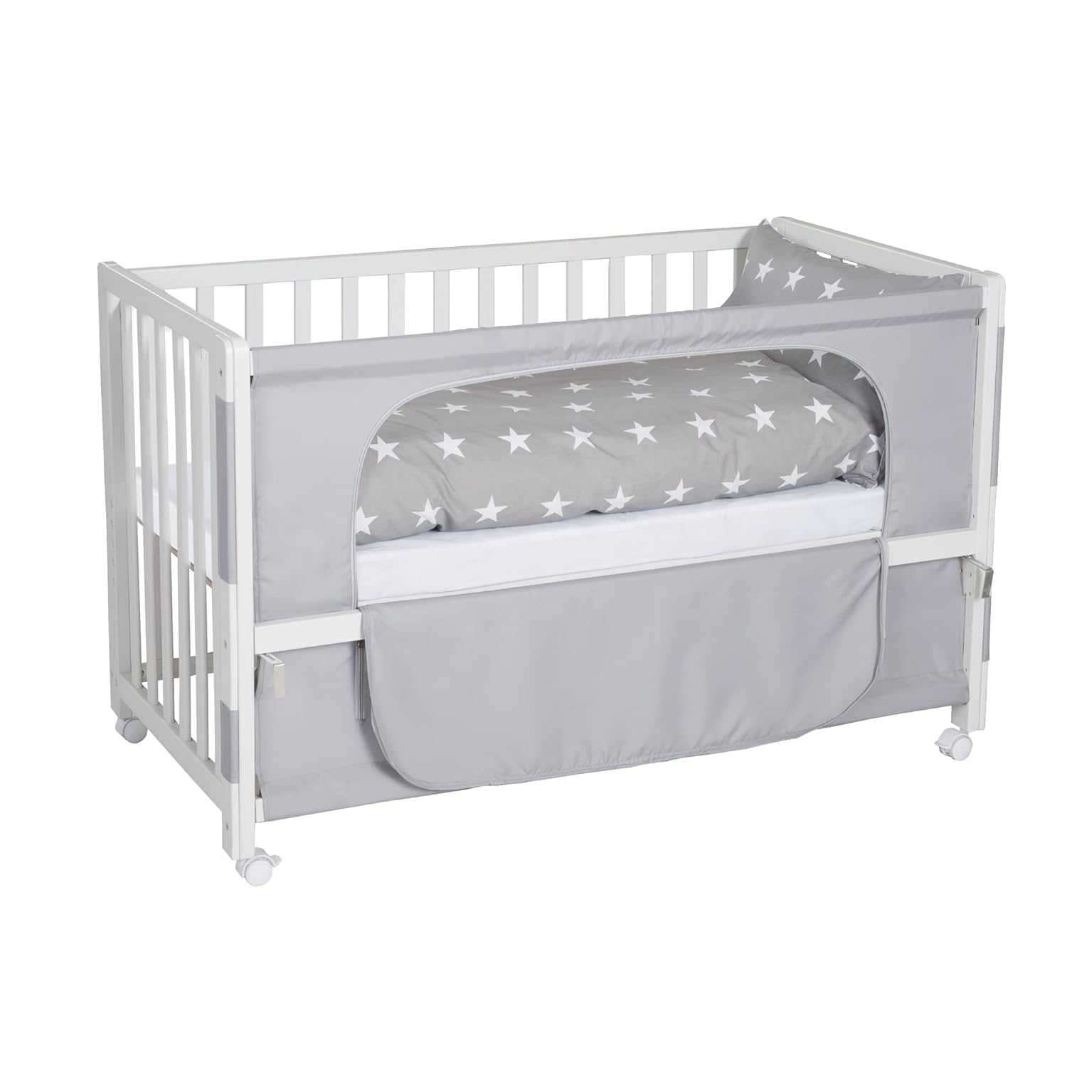 roba Beistellbett 60 x 120 cm - Adam & Eule Room Bed - Babybett zum Anstellen an Elternbett - Inklusive Matratze, Bettwäsche, Himmel - Mobil & Höhenverstellbar - Holz weiß