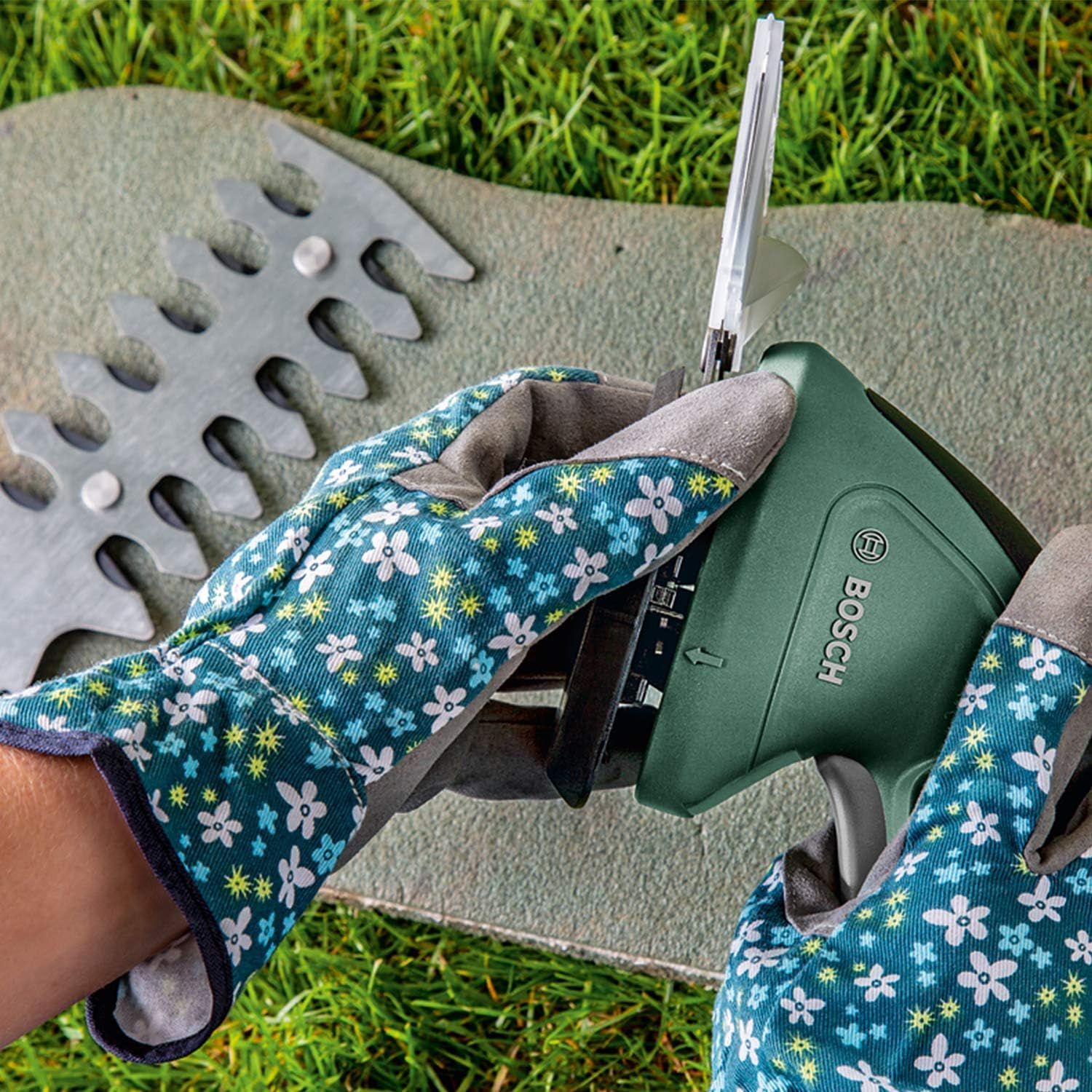 Bosch Gartenschere EasyShear (integrierter 3,6 V Akku, Akkulaufzeit: 40 min, Messerlnge: 12 cm (Strauch) / 8 cm (Gras), im Karton)