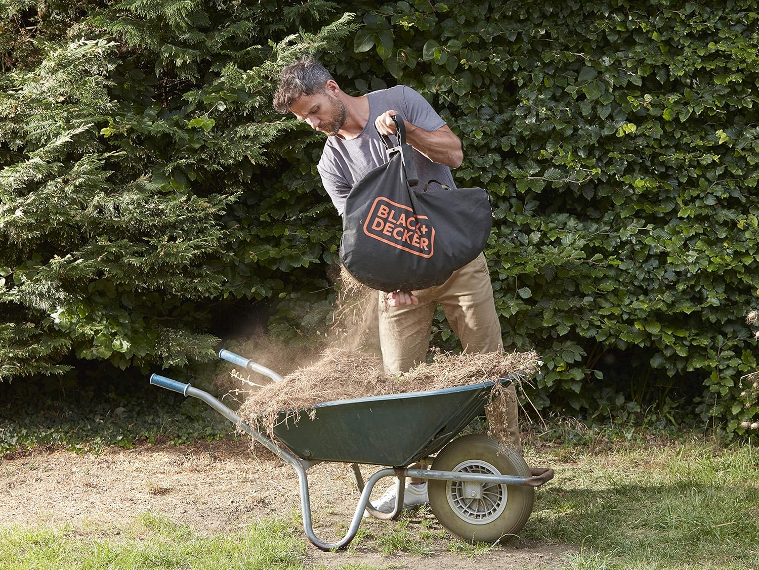 BLACK+DECKER Lausbauger Akku Laubbläser Akku mit Häcksler BCBLV3625L1 (45l Fangsack, bürstenloser Motor, 210 km/h Luftgeschwindigkeit und hohe Saugleistung – 36V, inkl. Akku und Ladegerät)
