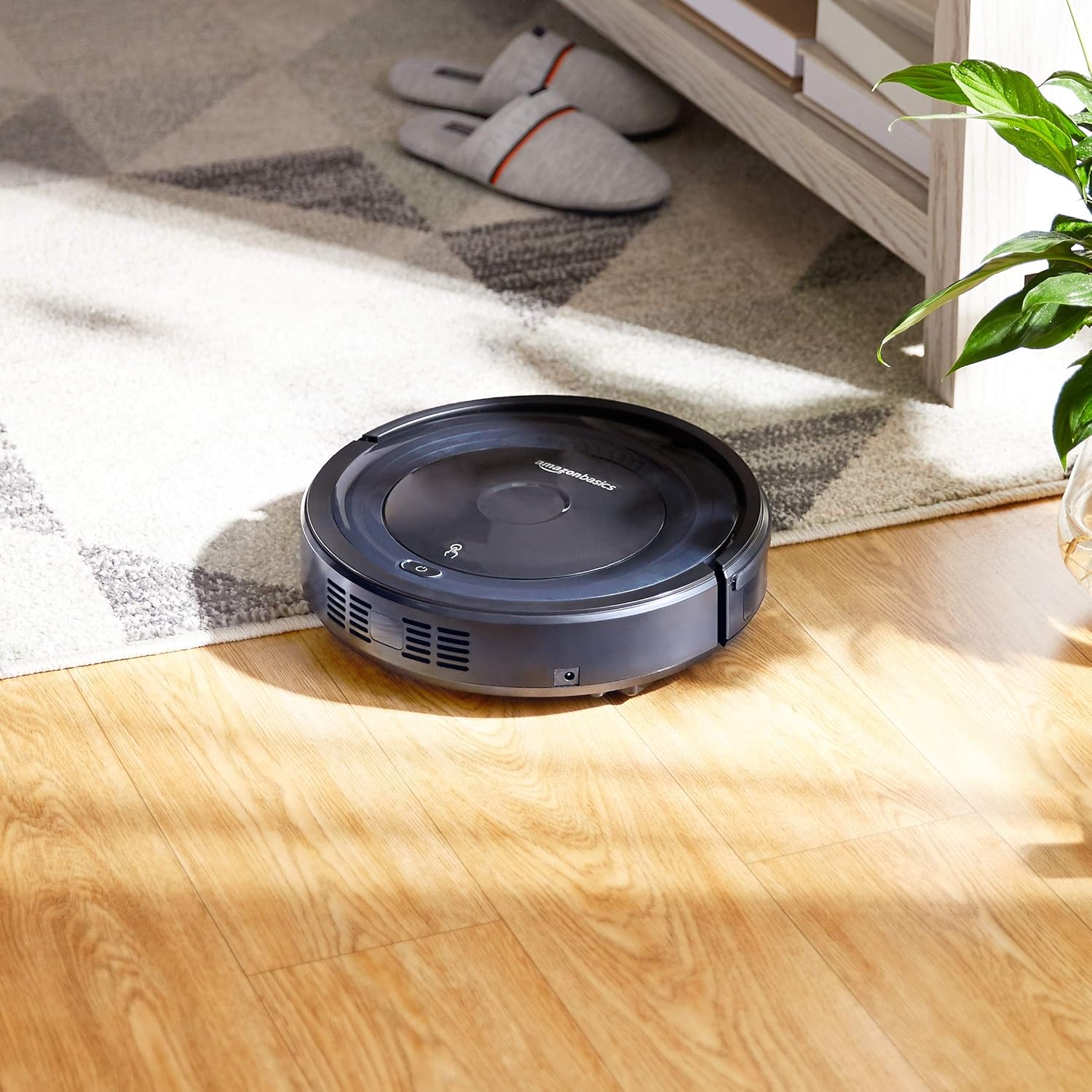 Amazon Basics – Saugroboter, schlankes Design, 18 W (800 Pa), 6 Reinigungsmodi, Anti-Kollisions- & Fallschutz-Sensor, Kabellos, Kompakt,Rad, automatische Aufladung, Fassungsvermgen 0,35 l
