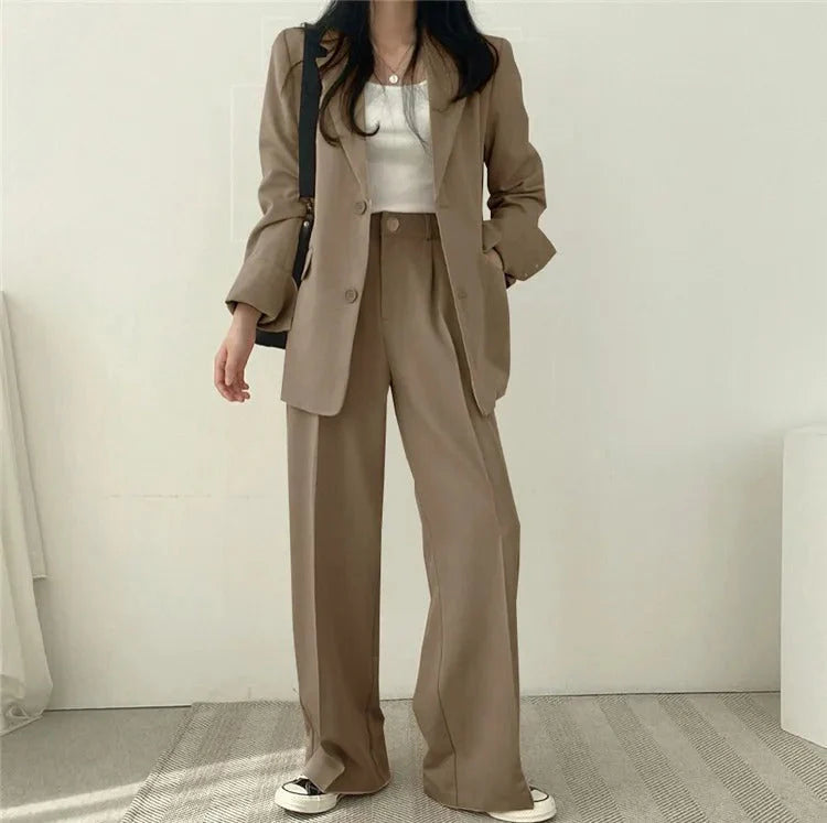 Complesso blazer e pantaloni a sigaretta monocromatico da donna